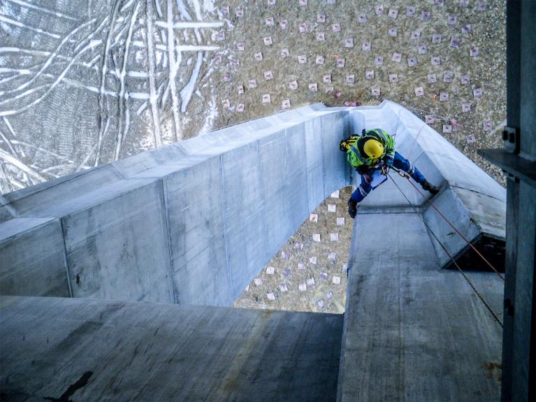 Escalade d'une structure en béton