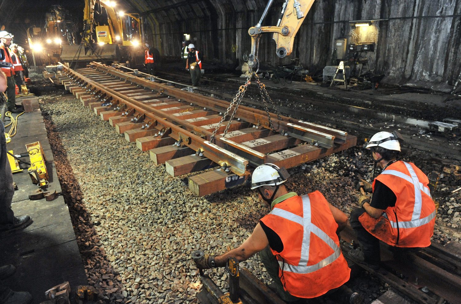 Travailleurs sur des rails souterrains