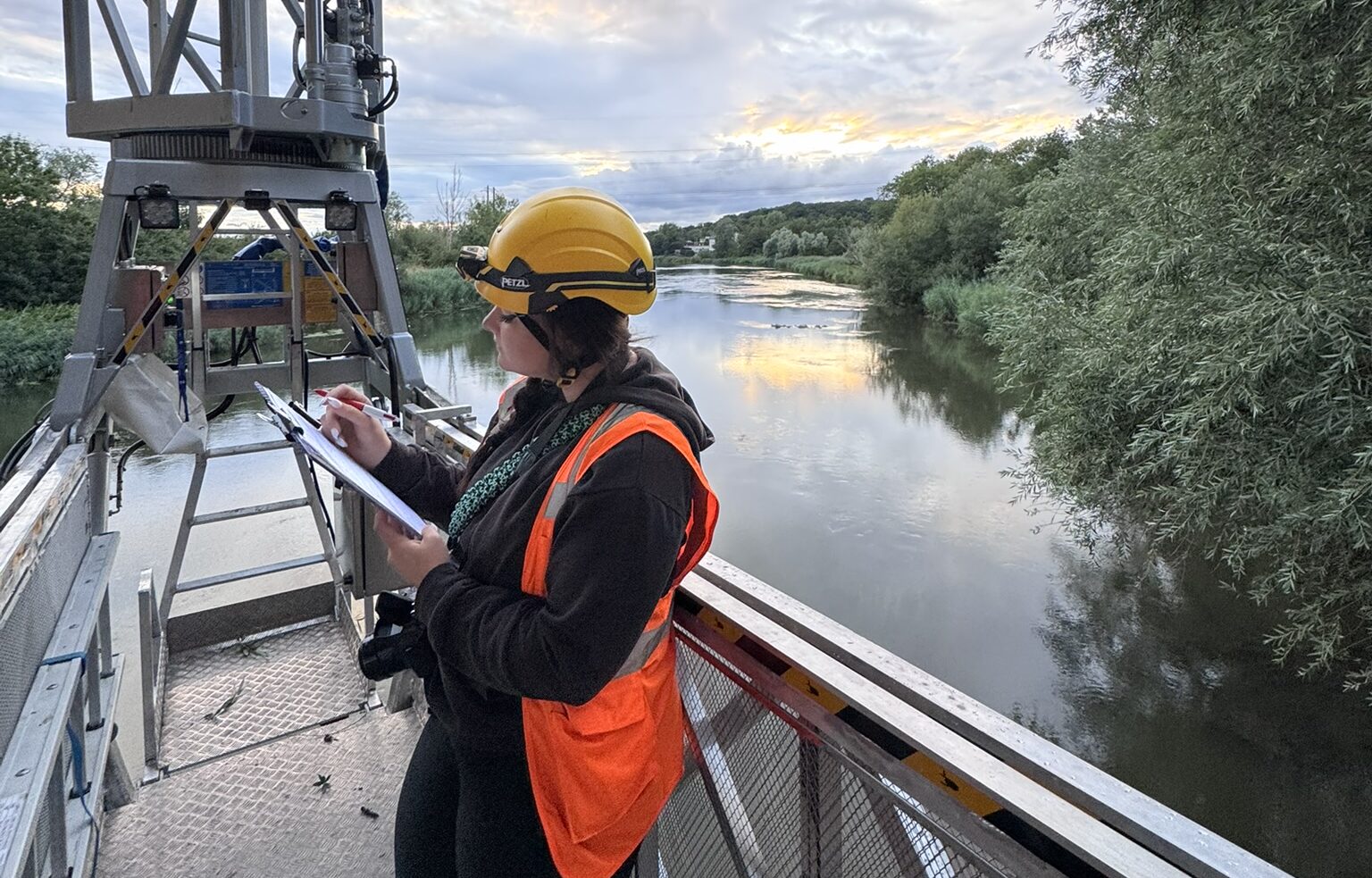 Femme sur un pont investigue rivière