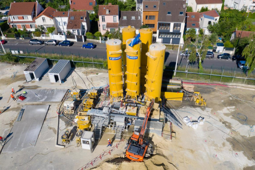 homme travaillant sur 