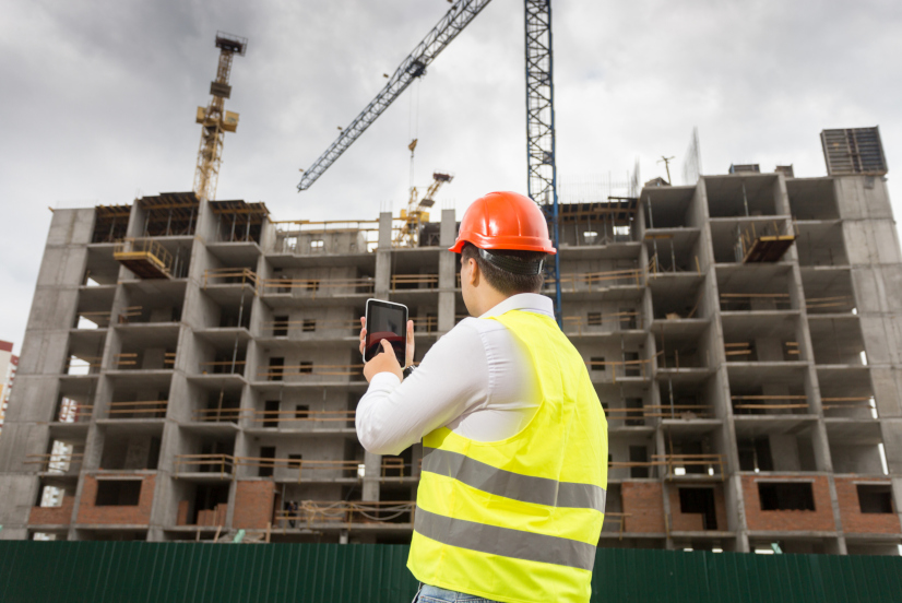 Homme surveillant un chantier de construction