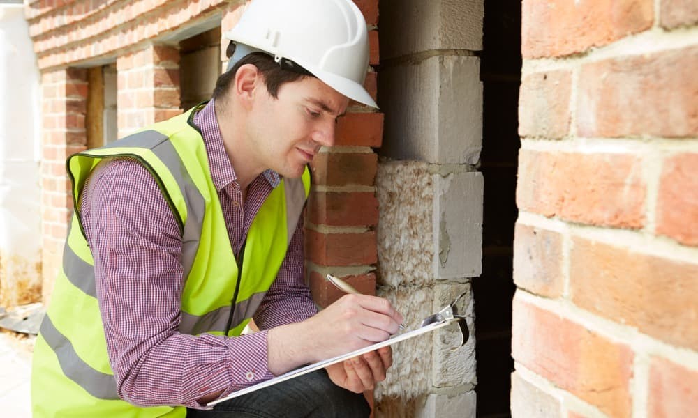 Homme en casque sur chantier