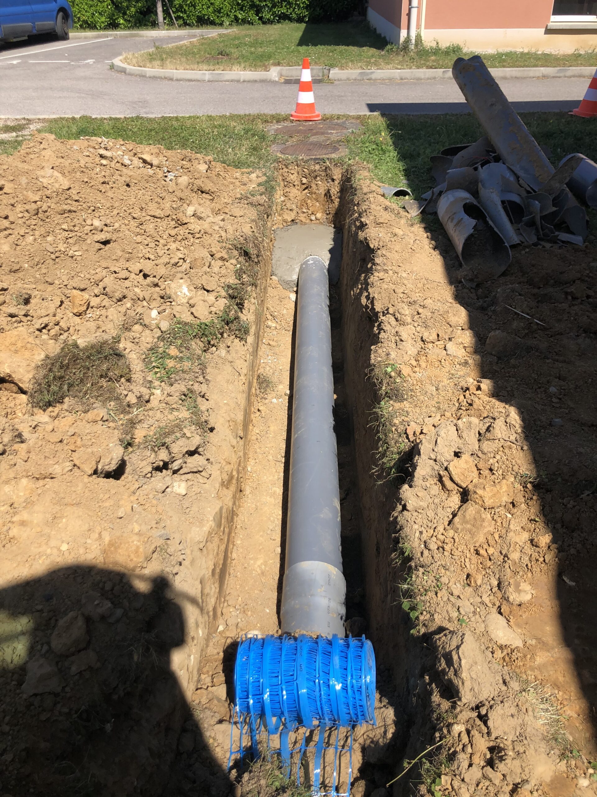 Tuyau en construction dans la tranchée