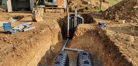 Ingénieurs analysant plans structurels