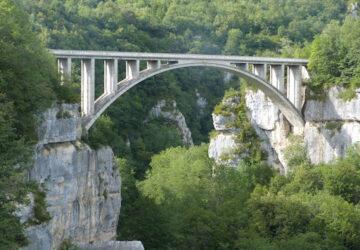 Pont au-dessus d'une vallée verdoyante