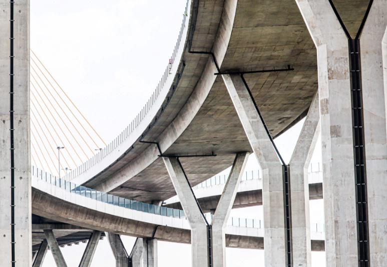 Pont moderne avec supports en béton