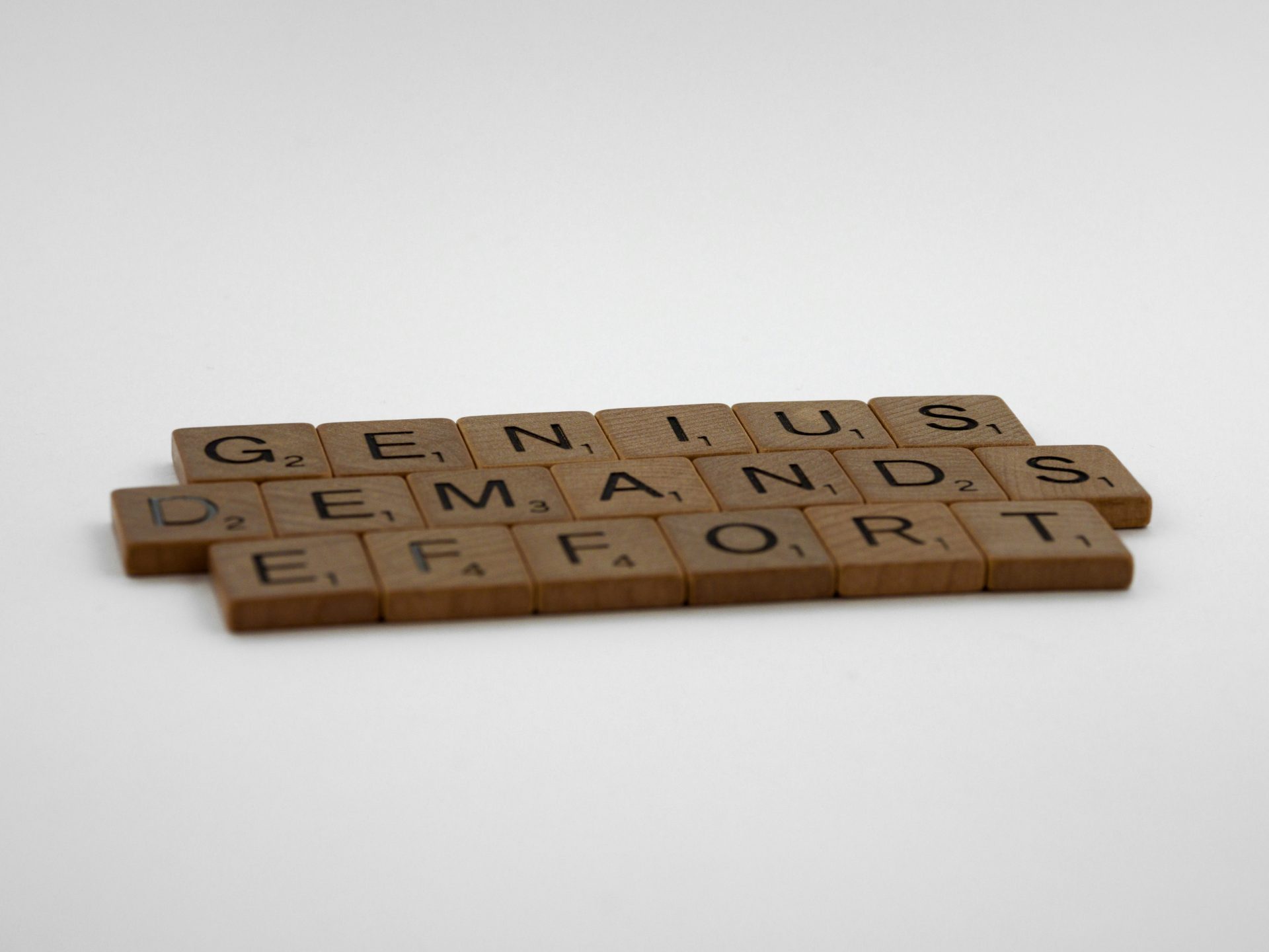 blocs de bois bruns sur surface blanche