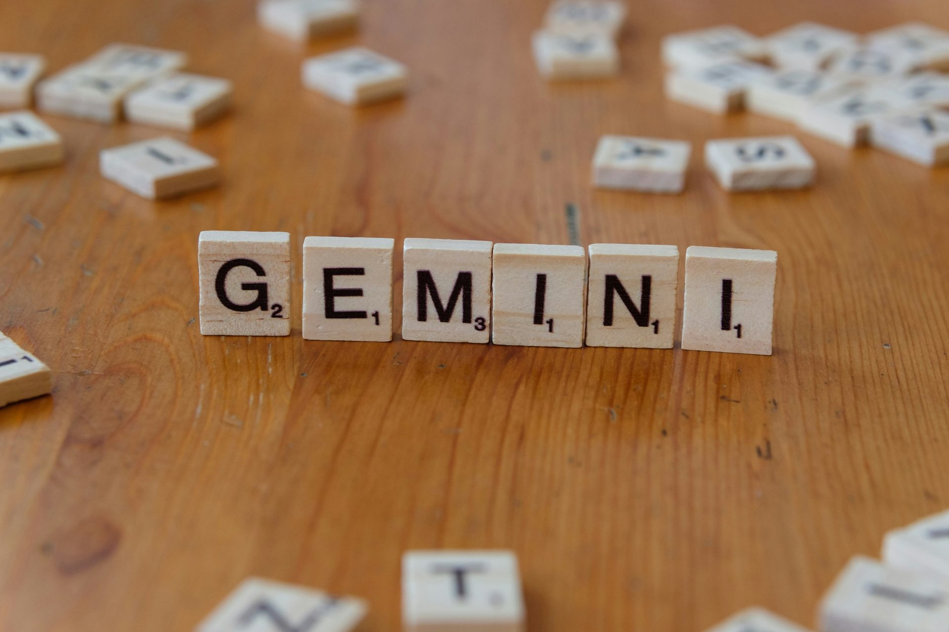 Une table en bois recouverte de lettres de Scrabble formant le mot germin